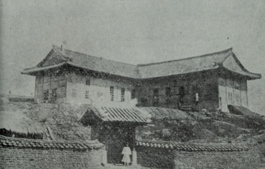 Historical photograph of Jangdaehyun Church in Pyongyang.