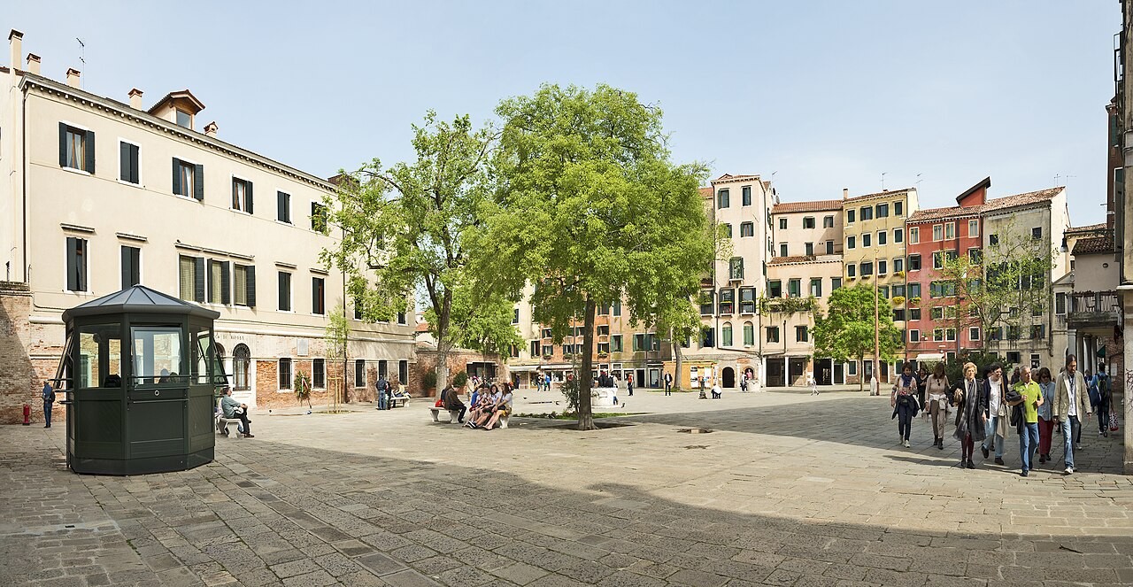 Panoramic view of the Campo del Ghetto Nuovo in Venice, with tall buildings around an open square.