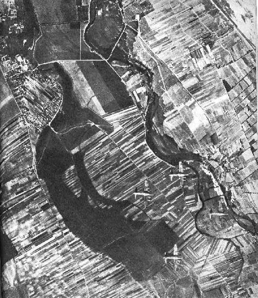 American B-17 aircraft leave Warsaw after the supply drop on 18 September 1944, with the Vistula visible below.